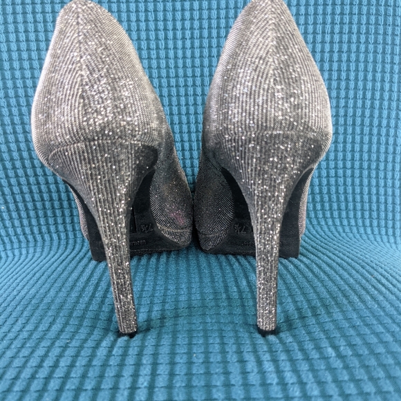 Pair of Size 7 1/2 Gray/Silver Fioni Night shoes - Picture 5 of 10